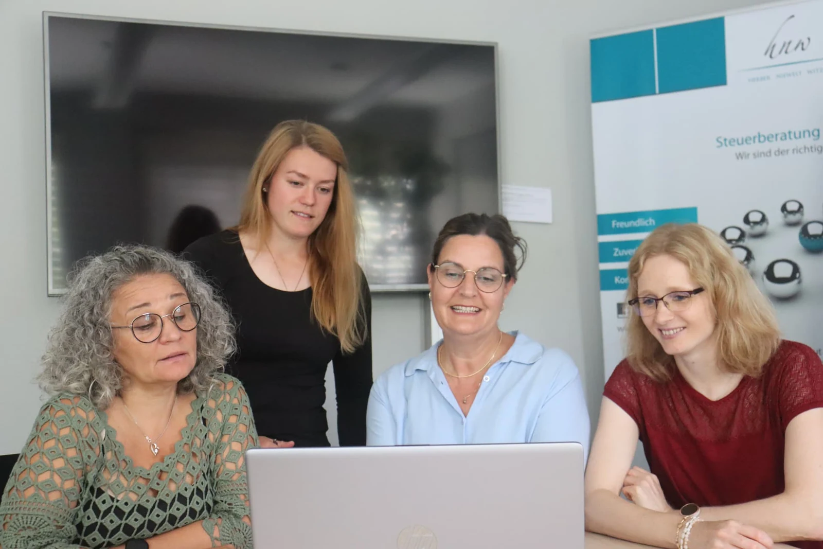 Das Lohn-Team der Kanzlei bei der gemeinsamen Besprechung – HNW GmbH StBG